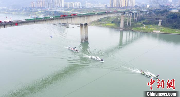 聯(lián)合巡江守護(hù)活動(dòng)現(xiàn)場(chǎng)?！〗部h融媒體中心 攝