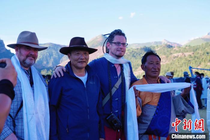 圖為當(dāng)?shù)孛癖娕c外籍?dāng)z影師合影留念?！●R銘言 攝