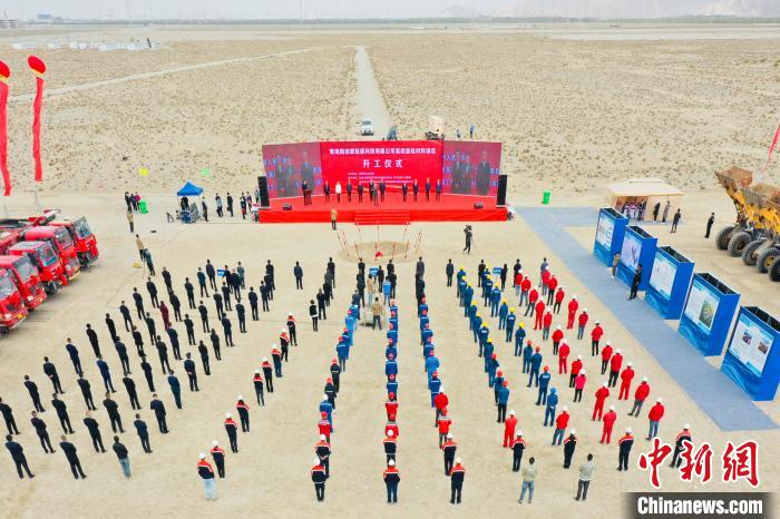 圖為無人機航拍開工現(xiàn)場?！∷髂辖?攝