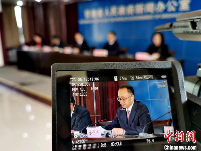 圖為青海省水利廳廳長張世豐參加新聞發(fā)布會?！?zhí)砀?攝