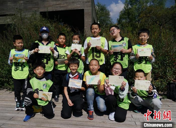 圖為小朋友展示學(xué)習(xí)成果?！●R銘言 攝