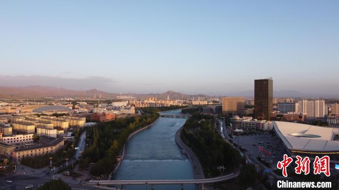 圖為無人機(jī)航拍德令哈巴音河?！『钨婚?攝