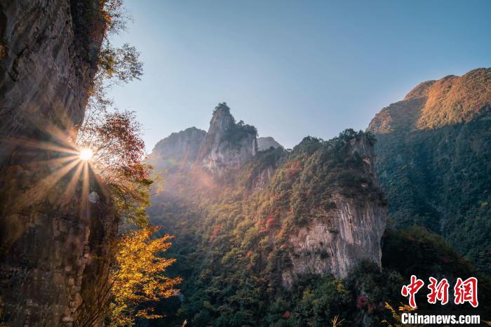 朝霞?！∏貪h忠 攝