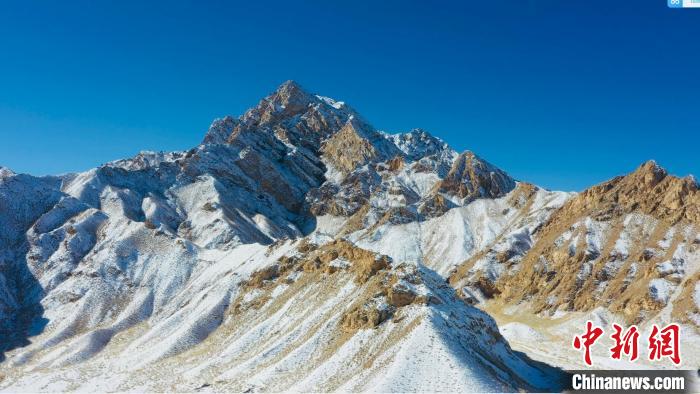 圖為山川被白雪覆蓋，與藍(lán)天相互呼映?！《继m縣融媒體中心供圖