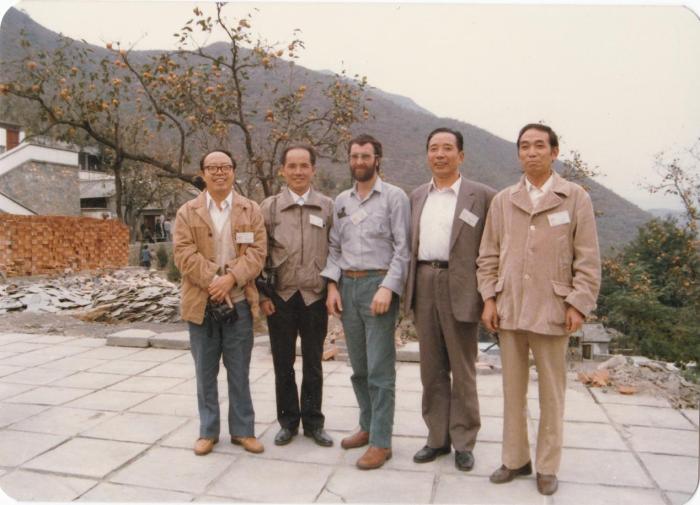 1987年早期脊椎動(dòng)物國(guó)際研討會(huì)在中國(guó)舉行，劉玉海先生(右一)與中外同行專家合影?！avin Young(澳大利亞) 供圖