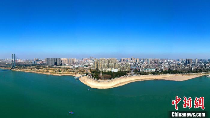 荊州市內(nèi)的荊江大堤。(資料圖) 湯偉 攝