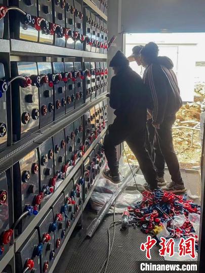 圖為微電網(wǎng)系統(tǒng)安裝調(diào)試現(xiàn)場(chǎng)?！O寶鶴 攝