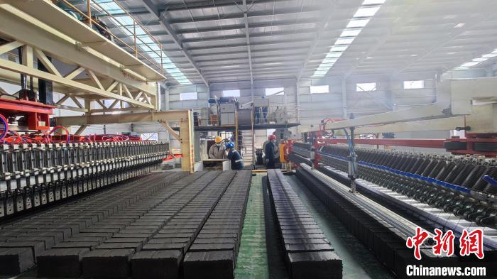 圖為張掖市宏能煤業(yè)有限公司煤矸石綜合利用項(xiàng)目現(xiàn)場(chǎng)。(資料圖) 錢(qián)大偉 攝