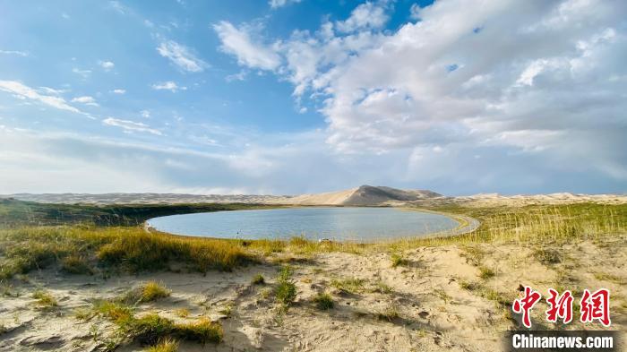 圖為青海湖沙島風(fēng)光?！±罱瓕?攝