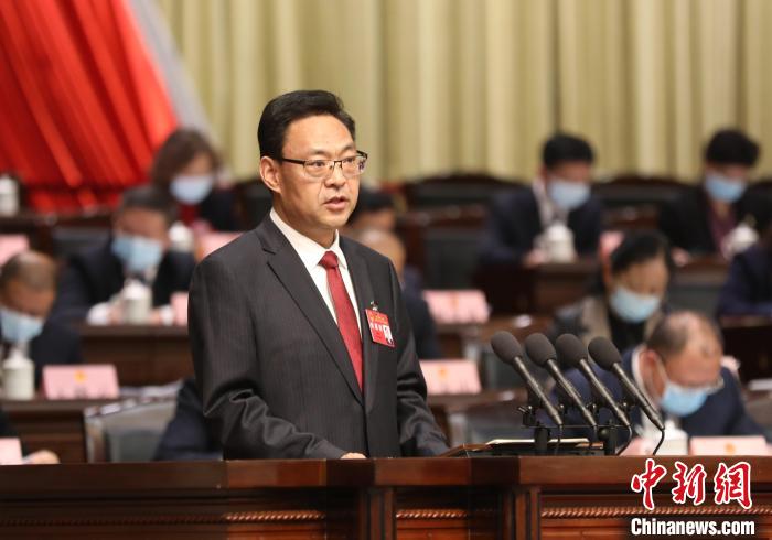 圖為青海省西寧市人民政府代市長(zhǎng)石建平作政府工作報(bào)告。　祁增蓓 攝