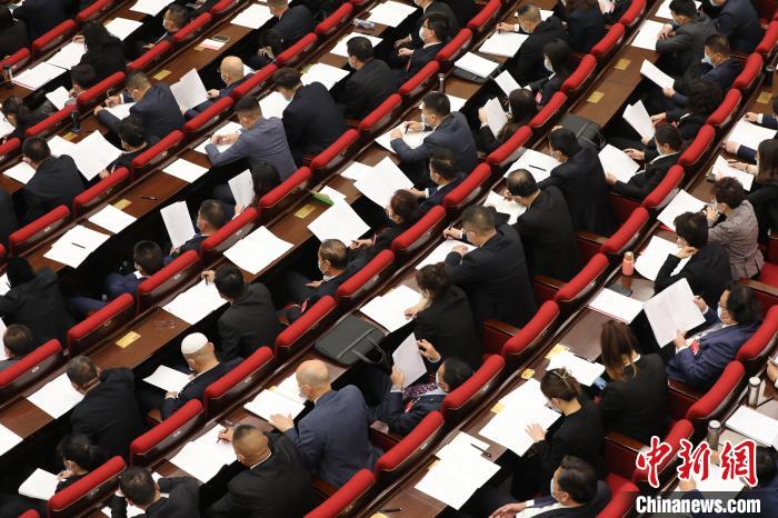 圖為會(huì)議現(xiàn)場(chǎng)，參會(huì)代表正在聽(tīng)取政府工作報(bào)告。　祁增蓓 攝