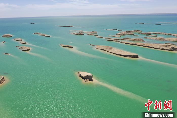 圖為海西州境內(nèi)的水上雅丹風(fēng)光?！≮w凜松 攝