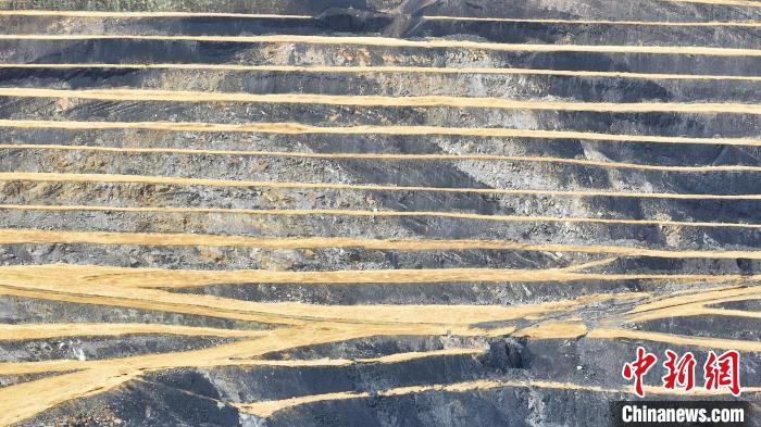 航拍圖為青海省海西蒙古族藏族自治州天峻縣木里礦區(qū)?！●R銘言 攝