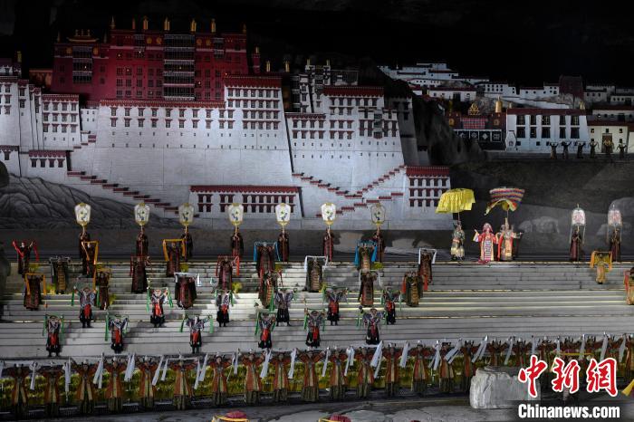 3月17日，西藏拉薩，《文成公主》大型史詩(shī)劇演出現(xiàn)場(chǎng)。　李林 攝