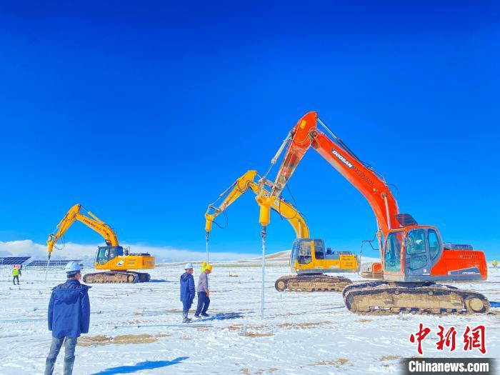 圖為雪中施工。資料圖 姜佳保供圖