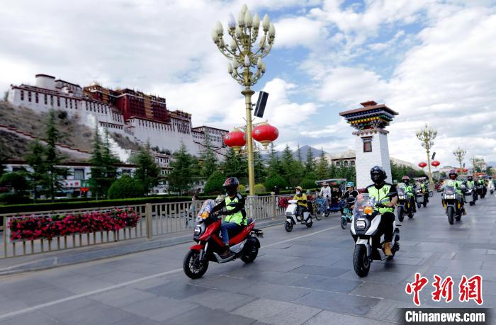 圖為2023年極地G219集結(jié)賽暨金卡納場(chǎng)地賽選手途經(jīng)拉薩布達(dá)拉宮?！∮文恋厍蚬﹫D