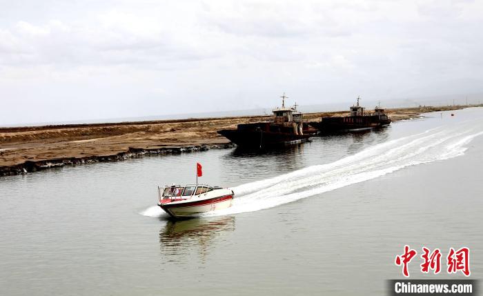 圖為茶卡鹽湖?！⊙Φ?攝