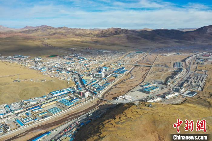 西藏安多:深秋時節(jié)高原小城風(fēng)光美