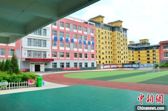 圖為化隆縣第一小學。　魯?shù)り枴z