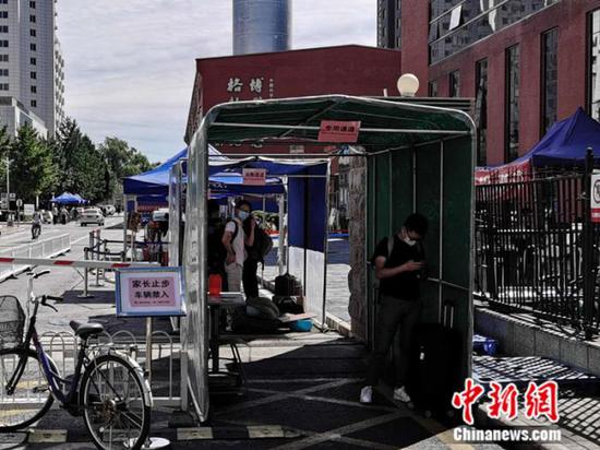 中國科學院大學校門外，豎立著“家長止步”的提示牌。 中新網(wǎng) 張尼 攝