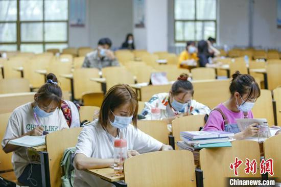 資料圖：學(xué)生在圖書館自習(xí)室內(nèi)學(xué)習(xí)?！⑾A 攝