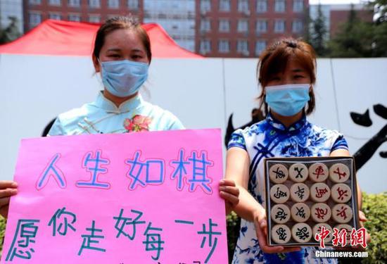 資料圖：2020年7月河南鄭州一高考考點(diǎn)，考生家長送考 中新社記者 王中舉 攝