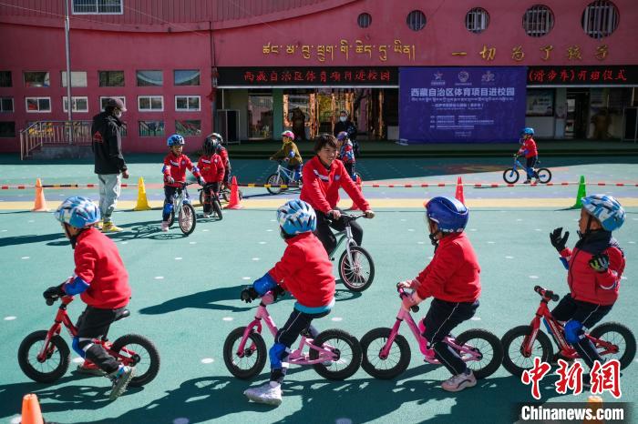 圖為拉薩市實驗幼兒園孩子們正在練習滑步車。　何蓬磊 攝