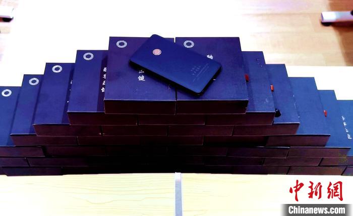 圖為西藏高山文化發(fā)展基金會向聶榮縣完全小學捐助的“電子健康體檢儀”?！∮谫e 攝