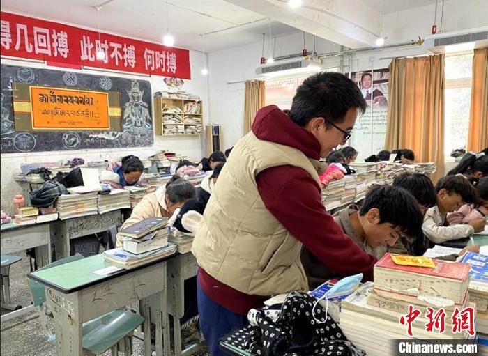 學生在免費輔導班上課。　尼瑪初 攝