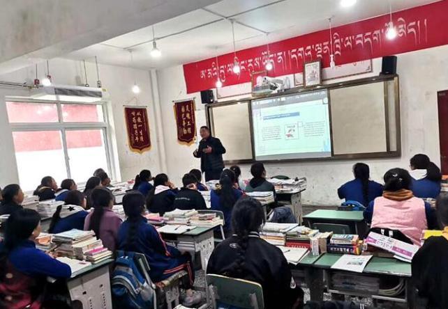 學(xué)生在免費(fèi)輔導(dǎo)班上課。　尼瑪初 攝