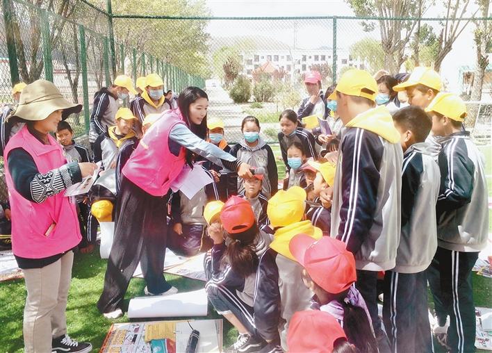 瓊結(jié)縣“四講四愛(ài)”宣講員在瓊結(jié)縣中學(xué)宣講。記者 段敏 攝.jpg