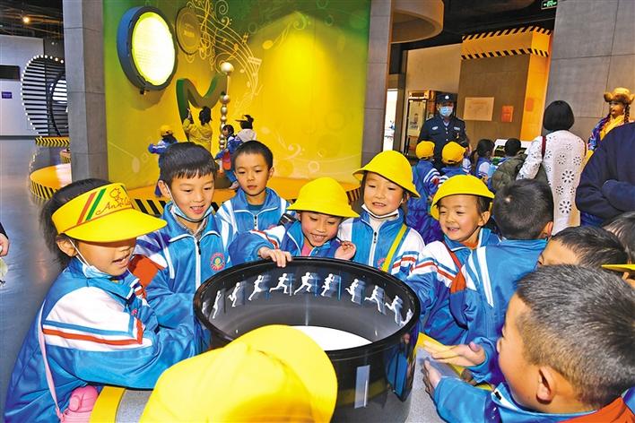 圖為10月29日，一年級的同學們在科技館參觀體驗。李洲 攝.jpg