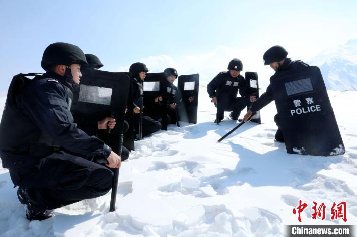 圖為扎西堅(jiān)參與隊(duì)友在巡邏途中?！≡鲌?jiān)參供圖