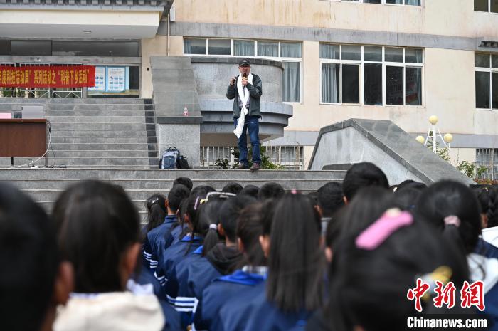 圖為西藏大學(xué)教授寧長(zhǎng)春為中學(xué)生授課。　趙朗 攝