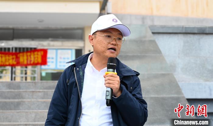 圖為西藏大學(xué)教授李昊為中學(xué)生授課。　趙朗 攝