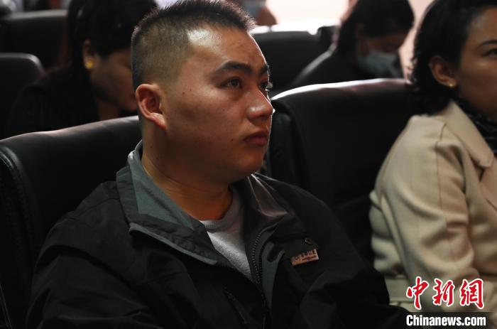 圖為企業(yè)工作人員參加講座。　趙朗 攝