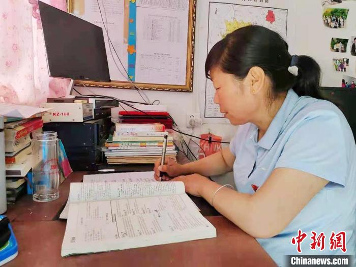 甘肅環(huán)縣“全能老師”堅守“麻雀學?！保簩W生在，我就在