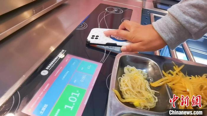 甘肅酒泉校園新“食”尚:3秒打飯按克取菜拒絕舌尖浪費(fèi)