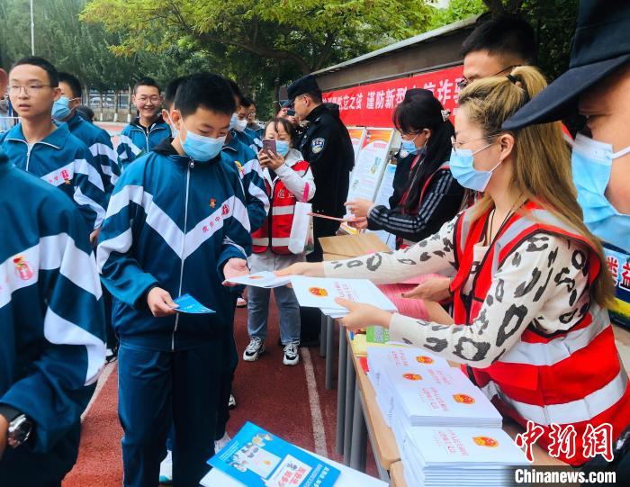 圖為西寧市法制宣傳進(jìn)校園。　西寧市城西區(qū)供圖