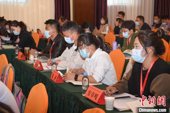 圖為第十五期全國(guó)預(yù)防青少年違法犯罪工作理論與務(wù)實(shí)高級(jí)研修班學(xué)員正在上課。　貢嘎來松 攝