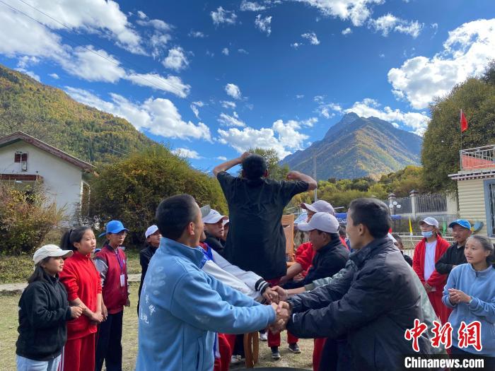 圖為學(xué)生們在西藏巴松措青少年活動營地開展趣味活動?！∥鞑厍嗌倌陮嵺`教育基地供圖