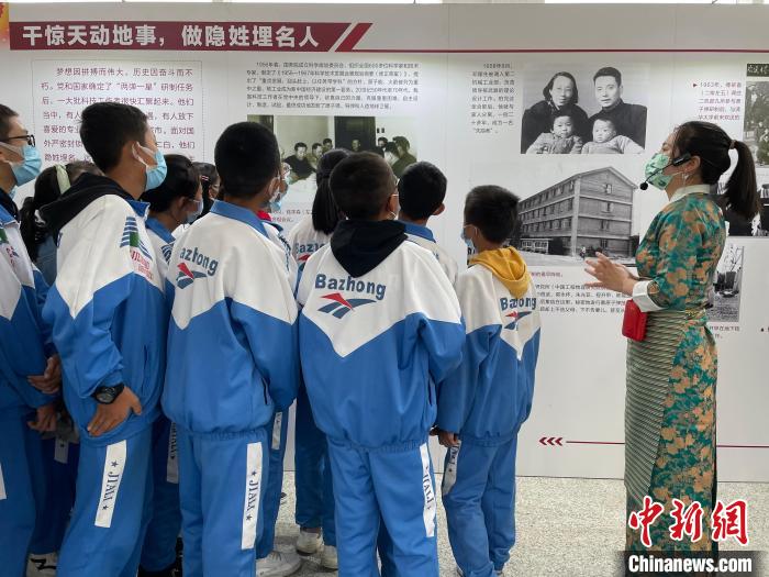 圖為學生正在聽講解員講解?！≈x牧 攝