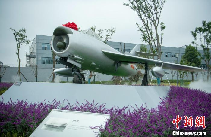 園林式戰(zhàn)斗機博物館內(nèi)展示的“殲5甲”飛機?！⒅铱?攝