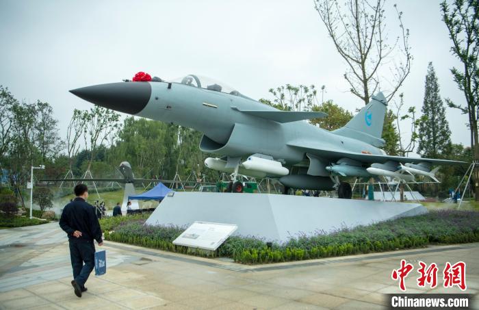 園林式戰(zhàn)斗機博物館內(nèi)展示的“殲10C”飛機?！⒅铱?攝