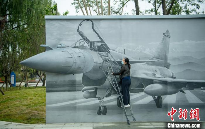 “猛龍出擊”互動墻前市民體驗登機場景。　劉忠俊 攝