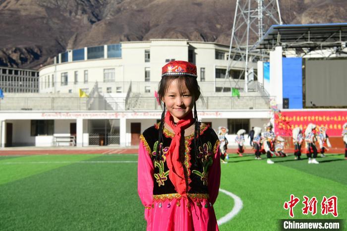 圖為加查縣安繞鎮(zhèn)小學回族學生馬萍?！∝暩聛硭?攝