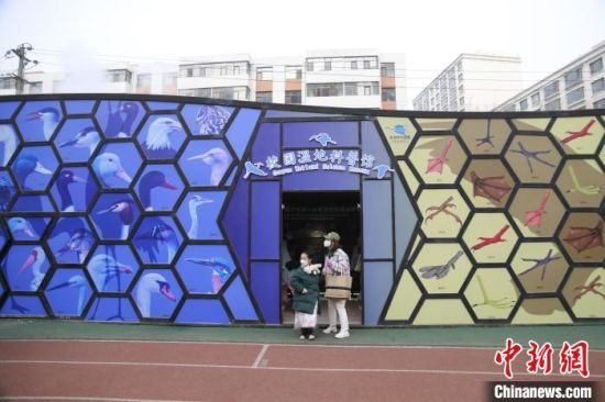 圖為西寧市第一中學濕地科普宣教館?！±罱瓕?攝