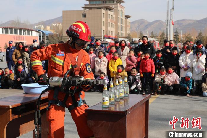 圖為消防救援人員技能展示?！铨埥?攝