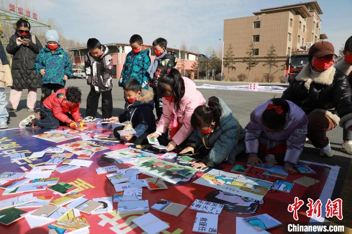 圖為小朋友們參加趣味游戲活動。　楊龍建 攝