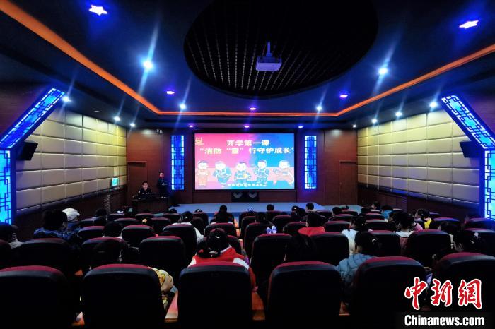 圖為小朋友們上消防安全知識教育課?！铨埥?攝